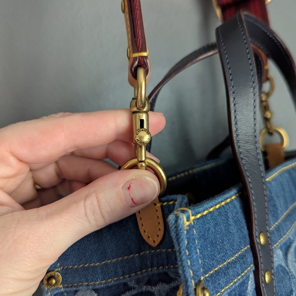Coach mini denim field tote CA580 Signature denim and refined calf leather. - Picture 5 of 11
